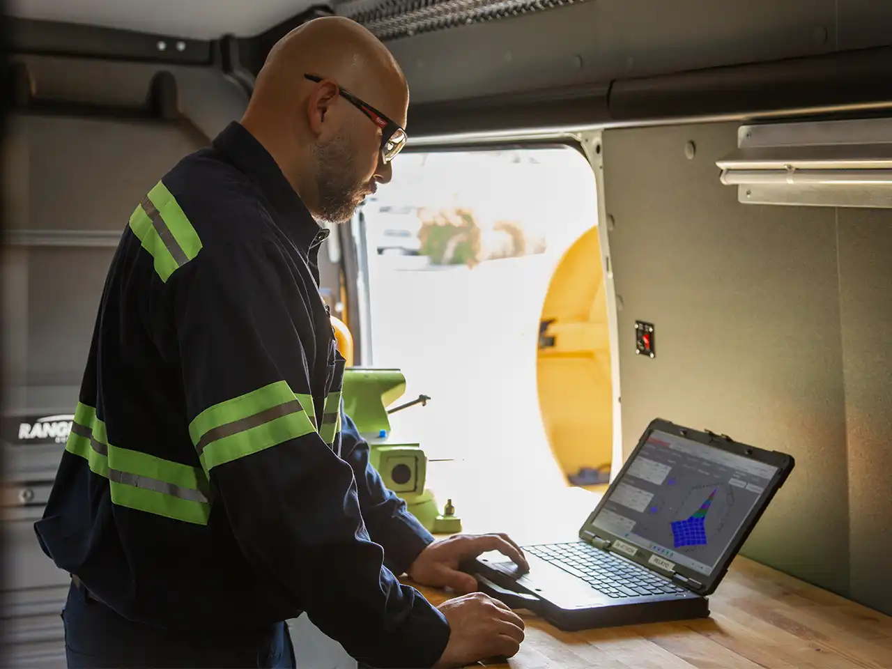 An Inland Kenworth mobile service technician conducting diagnostic services for a customer.